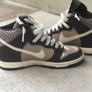 Nike Women’s hightop dunk